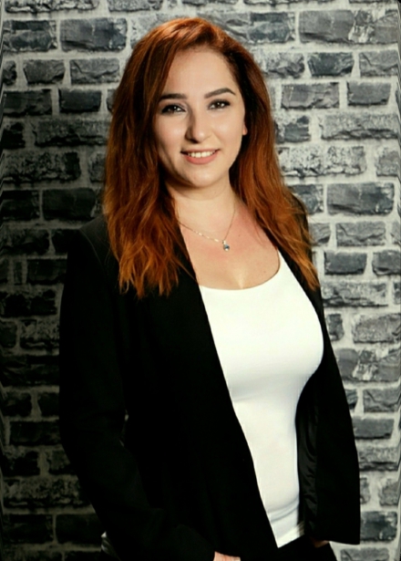 Nilay Açıkel   Ankara'da Müzisyen bir ailede dünyaya gelmiştir. Sanat&Müzikle birlikte Ankarada Fizik&Matematik öğrenimini tamamlayıp, Yaklaşık 14 yıldır Almanyada kaldığı sürece 2011de Lisans eğitimini tamamladıktan sonra Klinik Psikoloji yüksek lisansı